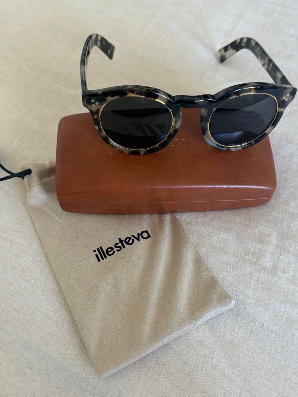 IllestevaTortoiseshell Frame Sunglasses with Black Lenses